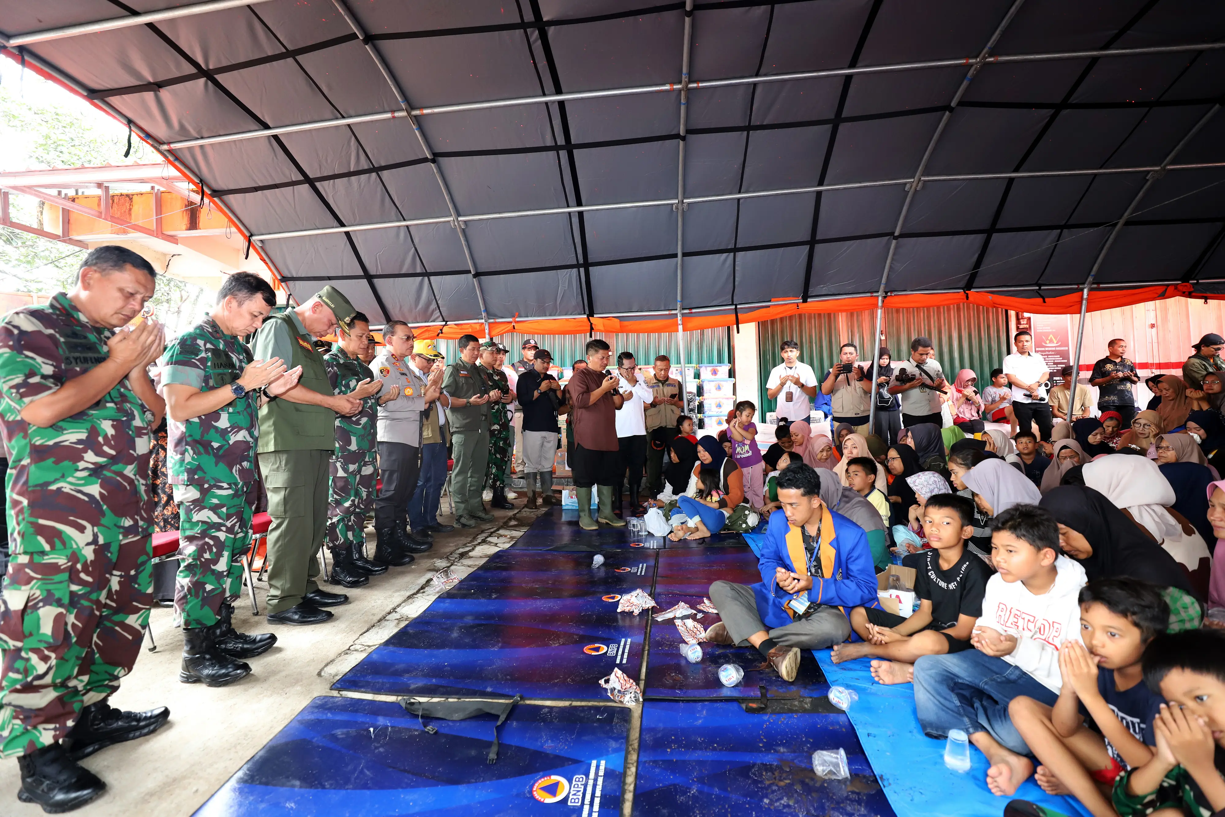 Pada agenda tersebut, Kepala BNPB berkesempatan untuk berdialog langsung dengan para pengungsi sekaligus memberikan dukungan moril bagi warga terdampak.